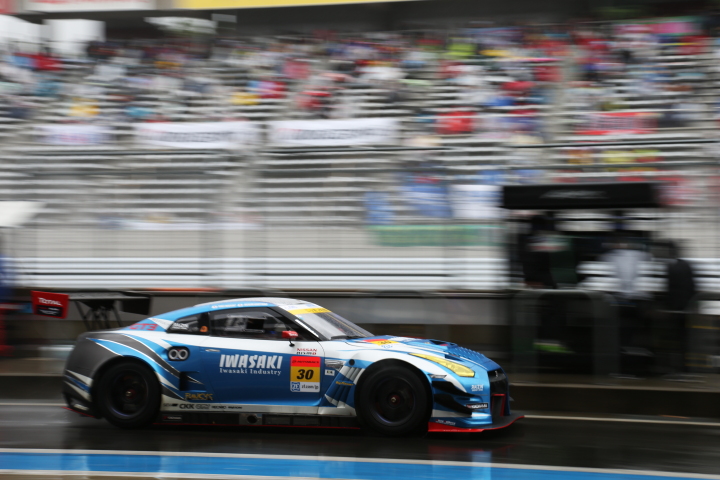 ウオームアップ: 岩崎祐貴／影山正美組（GT300:IWASAKI apr GT-R）