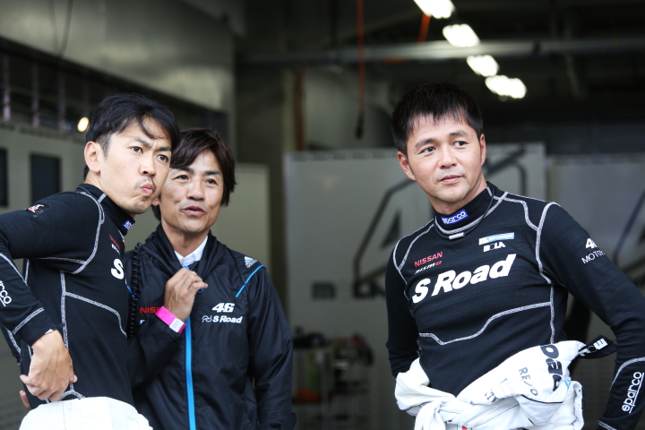 ウオームアップ: 本山哲／柳田真孝組（GT500:S Road MOLA GT-R）