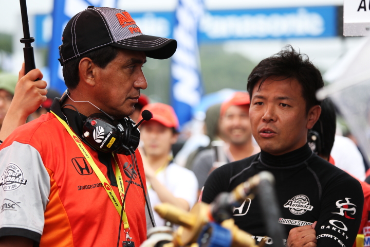 スターティンググリッド: 鈴木亜久里監督と松浦孝亮（GT500:ARTA NSX CONCEPT-GT）