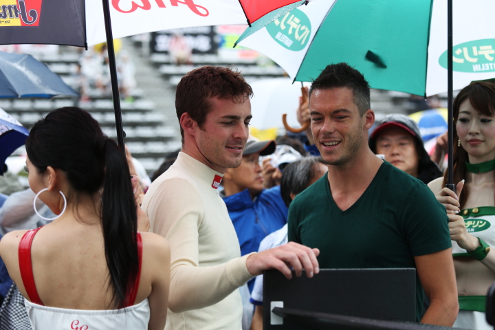 スターティンググリッド: 激励に訪れたアンドレ・ロッテラーとジェームス・ロシター（GT500:PETRONAS TOM'S RC F）