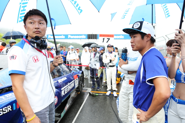 スターティンググリッド: 金石年広監督と塚越広大（GT500:KEIHIN NSX CONCEPT-GT）