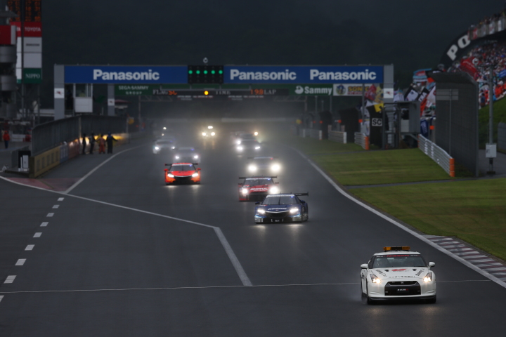 決勝レース: セーフティーカー先導でスタートが切られた