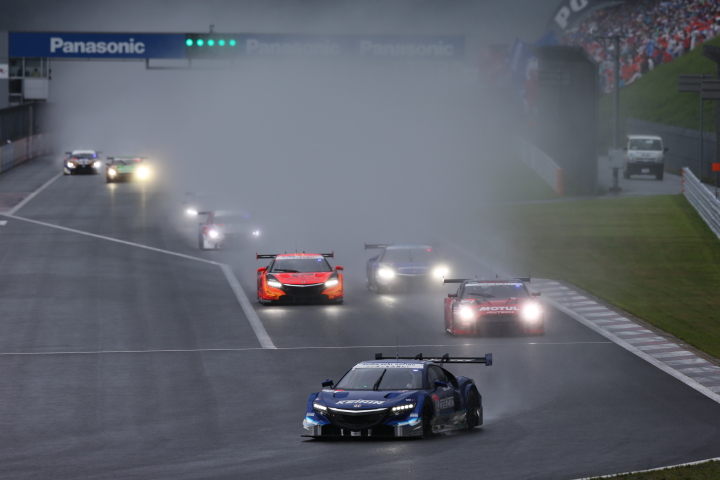 決勝レース: セーフティーカーがピットインしいよいよスタート