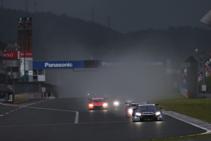 決勝レース: 序盤、金石年弘（GT500:KEIHIN NSX CONCEPT-GT）がレースをリード