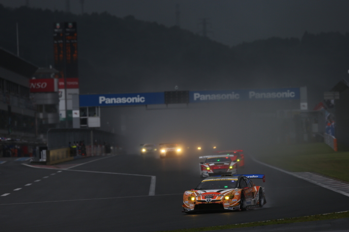 決勝レース: 嵯峨宏紀（GT300:OGT Panasonic PRIUS）