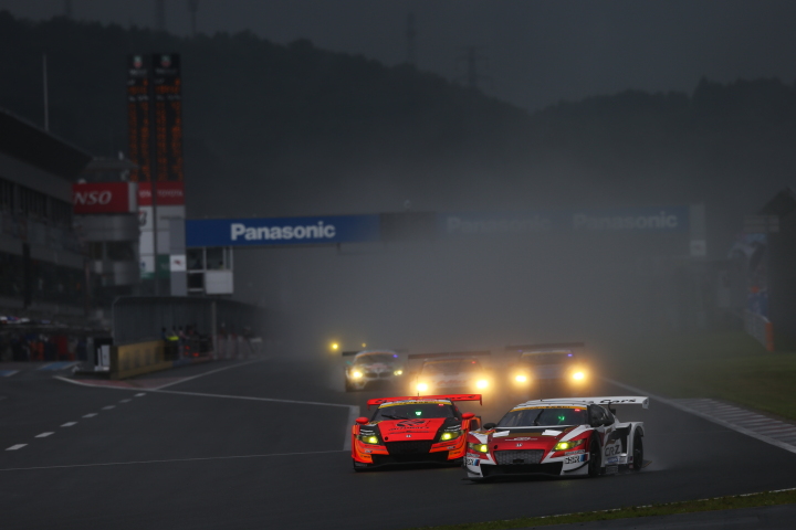 決勝レース: 高木真一（GT300:ARTA CR-Z GT） vs 中山友貴（GT300:MUGEN CR-Z GT）