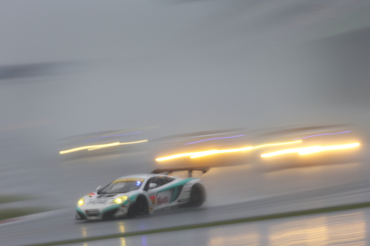 決勝レース: 加藤寛規（GT300:シンティアム・アップル・MP4-12C）