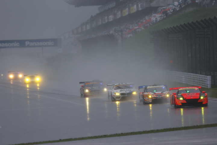 決勝レース: 高木真一（GT300:ARTA CR-Z GT）を先頭としたGT300クラスの争い