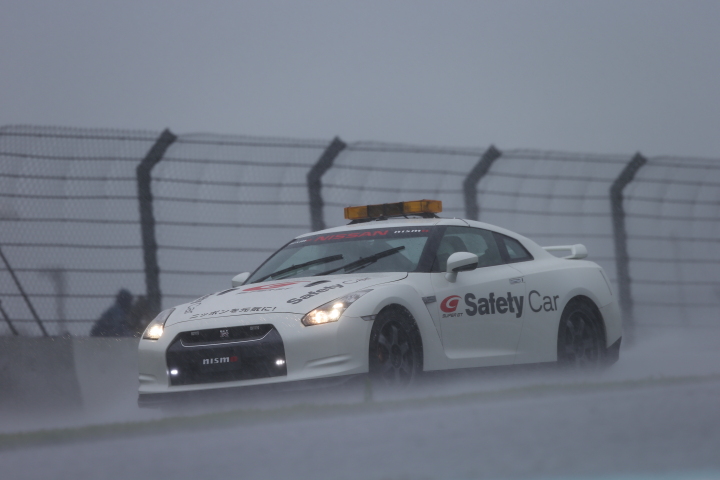 決勝レース: 大雨のため再びセーフティーカーが導入された