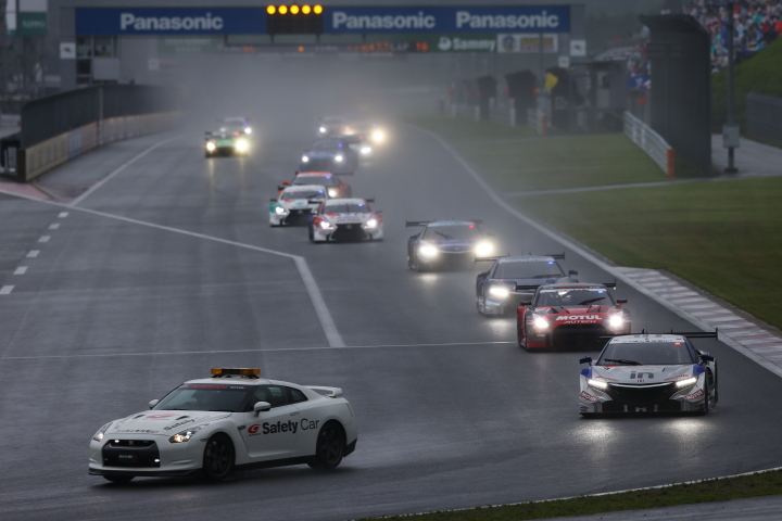 決勝レース: 再びセーフティーカー先導で再スタート