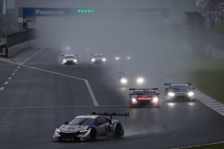 決勝レース: 山本尚貴（GT500:ウイダー モデューロ NSX CONCEPT-GT）がトップで1コーナーへ