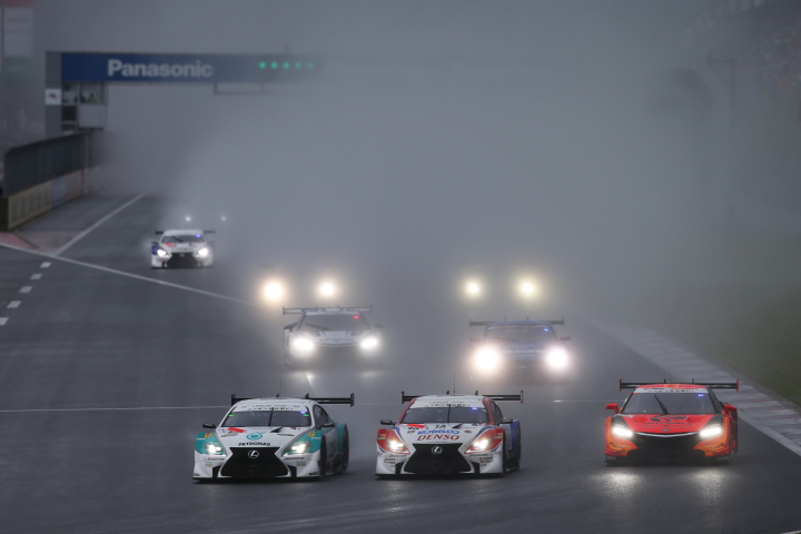 決勝レース: GT500クラス、1コーナーでの攻防