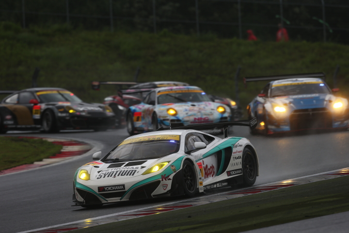 決勝レース: 加藤寛規（GT300:シンティアム・アップル・MP4-12C）