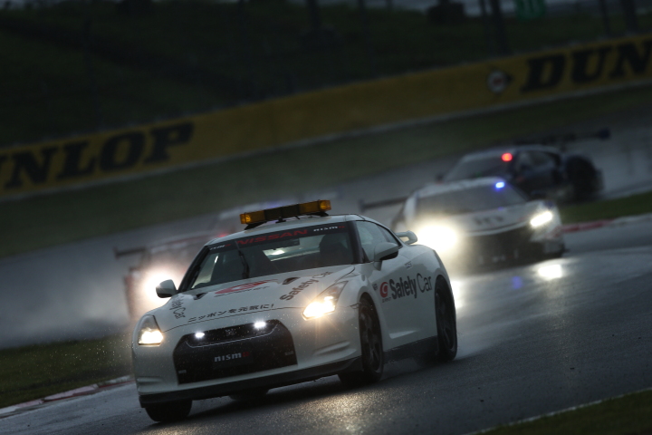 決勝レース: 再び雨が激しくなったためセーフティーカー先導でレースは終了した