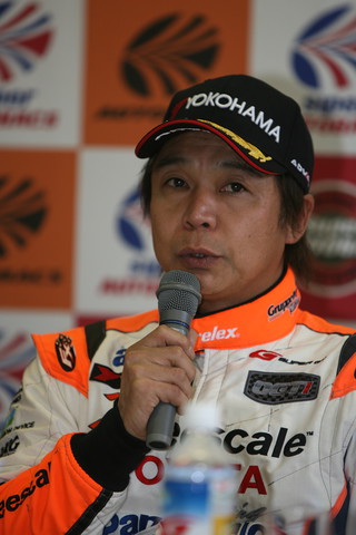 公式予選記者会見: GT300クラスポールポジションの 新田守男（OGT Panasonic PRIUS）