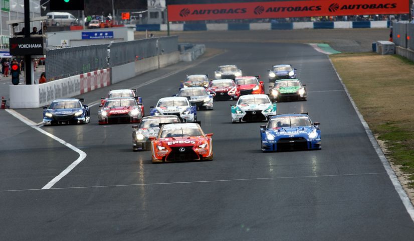 GT500クラスのスタートシーン