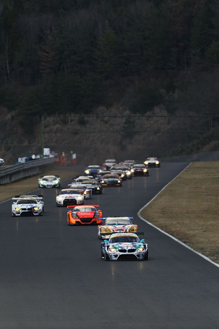 GT300クラス、スタート直後のバックストレッチ