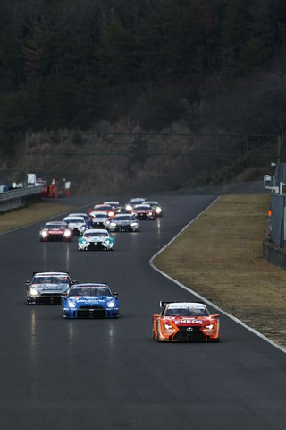 GT500クラス、スタート直後のバックストレッチ