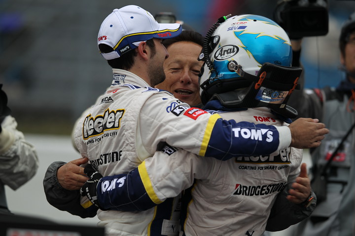 優勝して抱き合う、伊藤大輔、アンドレア・カルダレッリ、関谷正徳監督