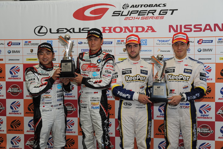 決勝フォトセッション: 両クラスの優勝ドライバーたち