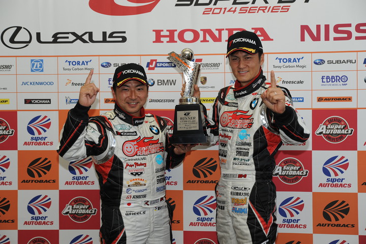 決勝フォトセッション: GT300クラス優勝の谷口信輝／片岡龍也組（グッドスマイル 初音ミク Z4）