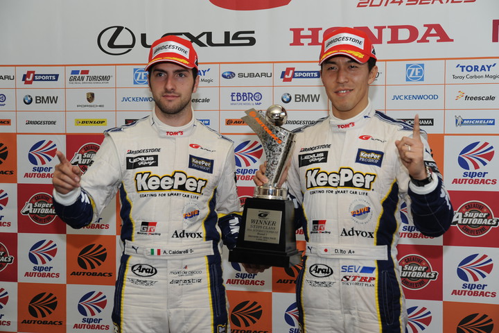 決勝フォトセッション: GT500クラス優勝の伊藤大輔／アンドレア・カルダレッリ組（KeePer TOM'S RC F）