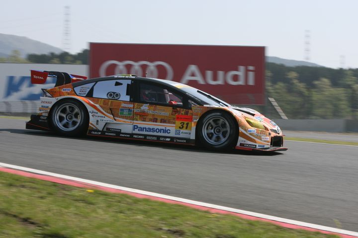 フリー走行: GT300クラストップタイムは新田守男／嵯峨宏紀組（OGT Panasonic PRIUS）