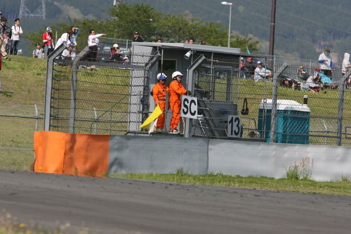 レースは3度のSCが導入される波乱の展開となった