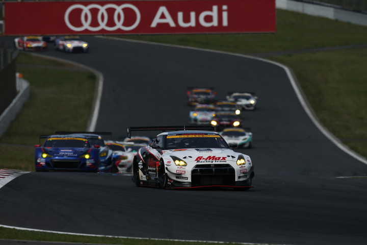 GT300クラス、スタート直後のコカコーラコーナーへの進入