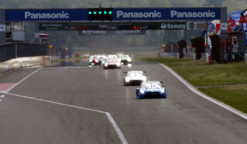 GT500クラスのスタートシーン