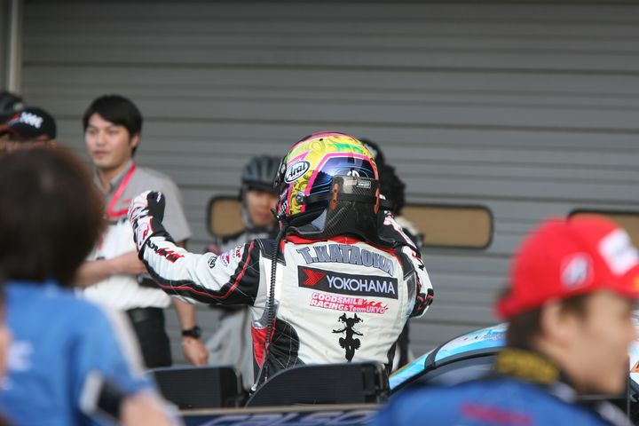 GT300クラスで優勝しウィナーズサークルに戻ってきた片岡龍也（グッドスマイル 初音ミク Z4）