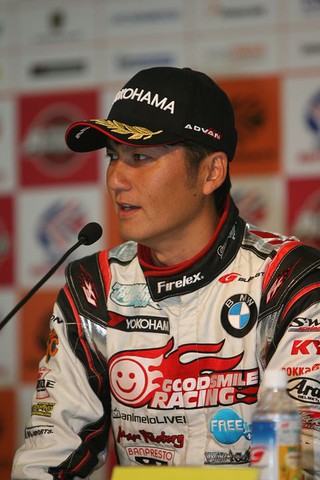 決勝記者会見: GT300クラスで優勝した谷口信輝（グッドスマイル 初音ミク Z4）