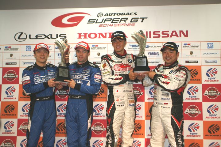 決勝フォトセッション: 両クラスの優勝ドライバーたち