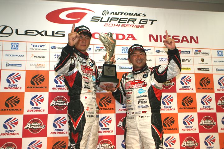 決勝フォトセッション: GT300クラスの優勝ドライバー