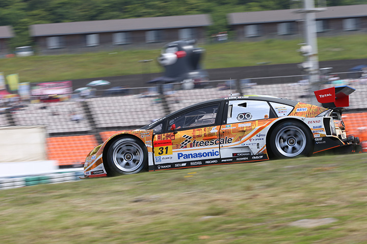 フリー走行: GT300クラストップタイムは新田守男／嵯峨宏紀組（OGT Panasonic PRIUS）