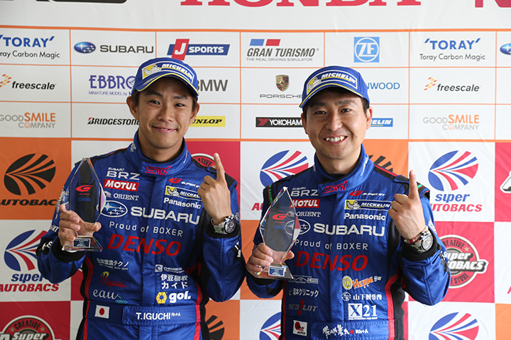 公式予選フォトセッション: ポールシッターの佐々木孝太／井口卓人組（SUBARU BRZ R&D SPORT）