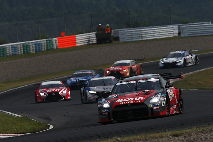 レースをリードする松田次生／ロニー・クインタレッリ組（GT500:MOTUL AUTECH GT-R）