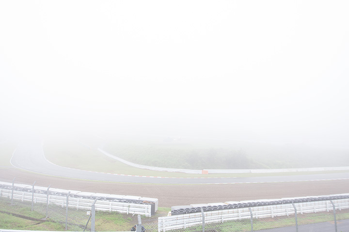 公式予選は霧のため中止、20日朝に順延された