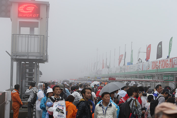 公式予選は霧のため中止。代わりに無料のピットウォークが行われた