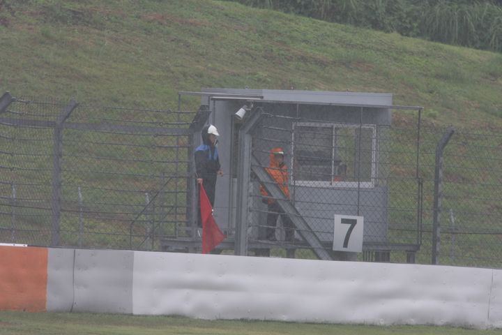 フリー走行: 大雨のため途中、赤旗が提示された