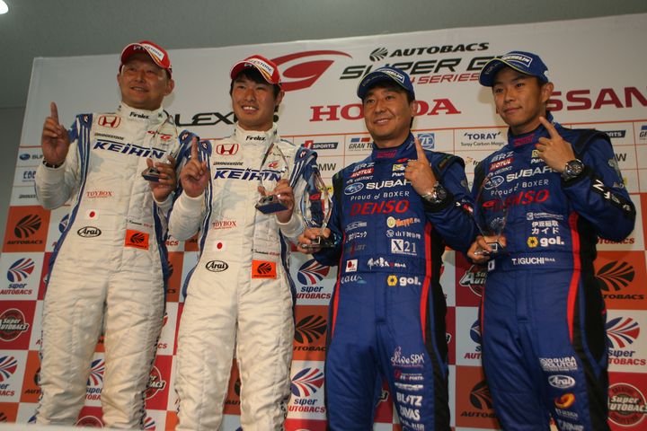 公式予選フォトセッション: 両クラスのポールシッター