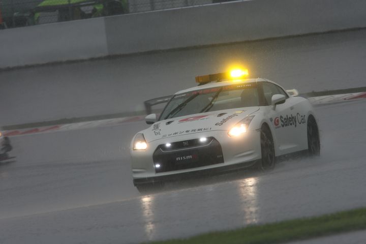 雨が激しくなってきたため再びSC先導に。この後赤旗が提示されレースはいったん中断した