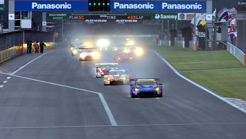 セーフティーカー（SC）先導でスタートが切られた（GT300）