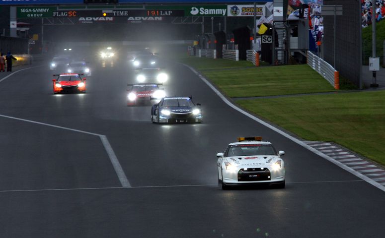 セーフティーカー（SC）先導でスタートが切られた（GT500）
