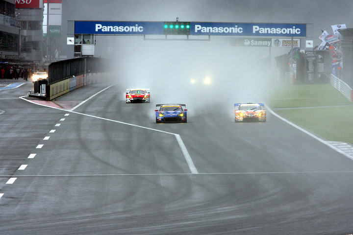 SCがピットインした直後のスタートシーン（GT300）