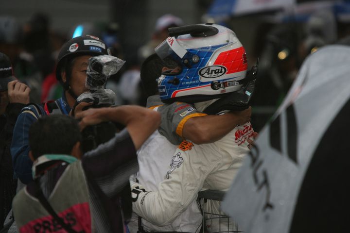 優勝して抱き合う山本尚貴／フレデリック・マコヴィッキィ組（ウイダー モデューロ NSX CONCEPT-GT）