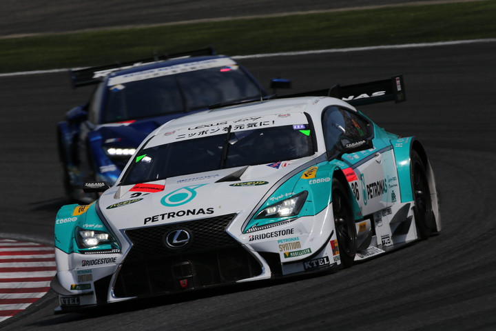 250km経過時点でGT500クラストップを走る中嶋一貴／ジェームス・ロシター組（PETRONAS TOM'S RC F）