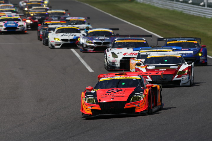 1000km先のゴールを目指してスタートが切られた（GT300クラス）