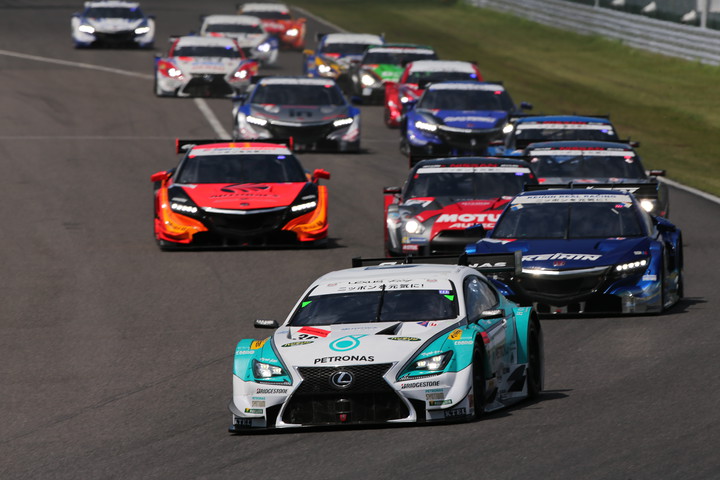 1000km先のゴールを目指してスタートが切られた（GT500クラス）