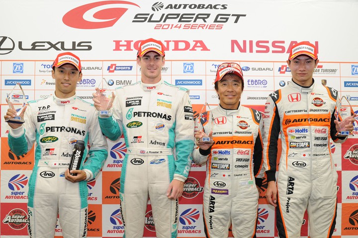 予選フォトセッション: 両クラスのポールシッター